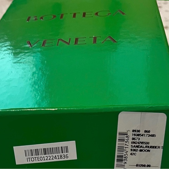 BOTTEGA VENETA
Dot Twisted Strap Leather Sandals size 42
$1250 NEW ASKING $750 - Picture 4 of 9